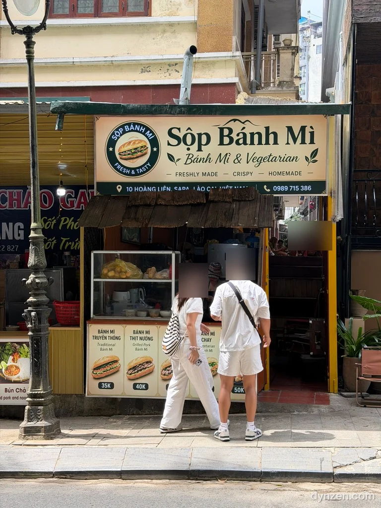 Sộp Bánh Mì 가게 앞, ‘Bánh Mì & Vegetarian’ 간판 아래 반미 메뉴판과 유리 진열장
