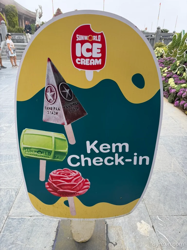 Sun World 아이스크림 간판, ‘Kem Check-in’ 문구와 정상 표지석 모양·장미 모양 아이스크림 그림