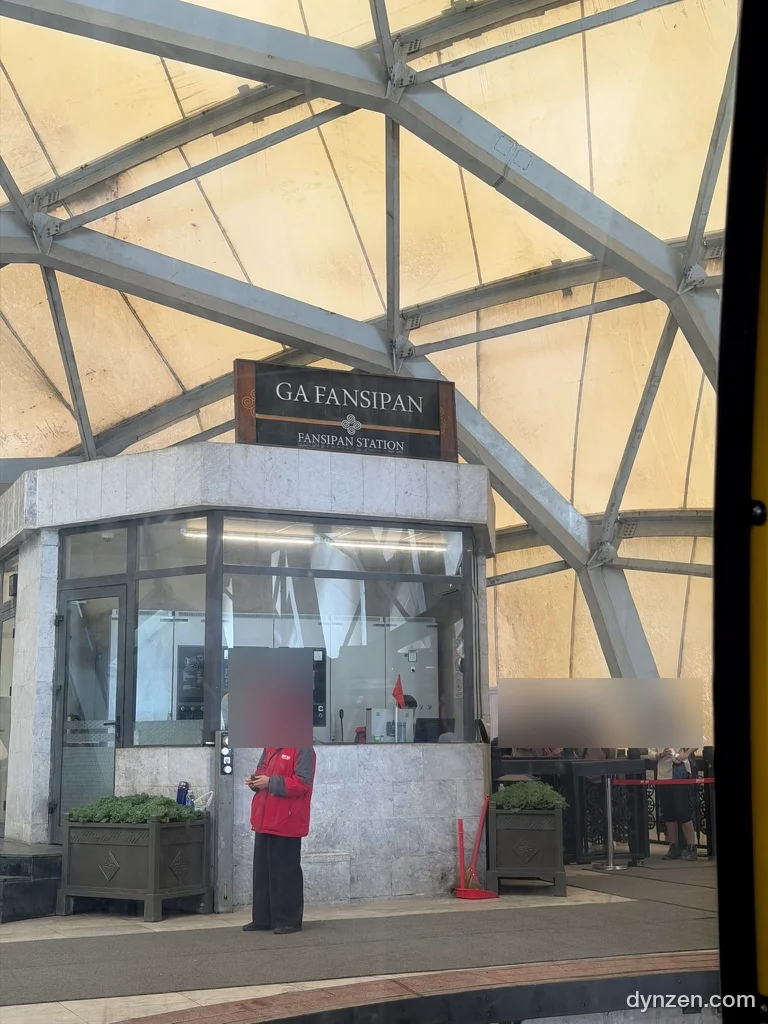 판시판역, ‘GA FANSIPAN · FANSIPAN STATION’ 간판이 걸린 부스와 흰 천막 지붕