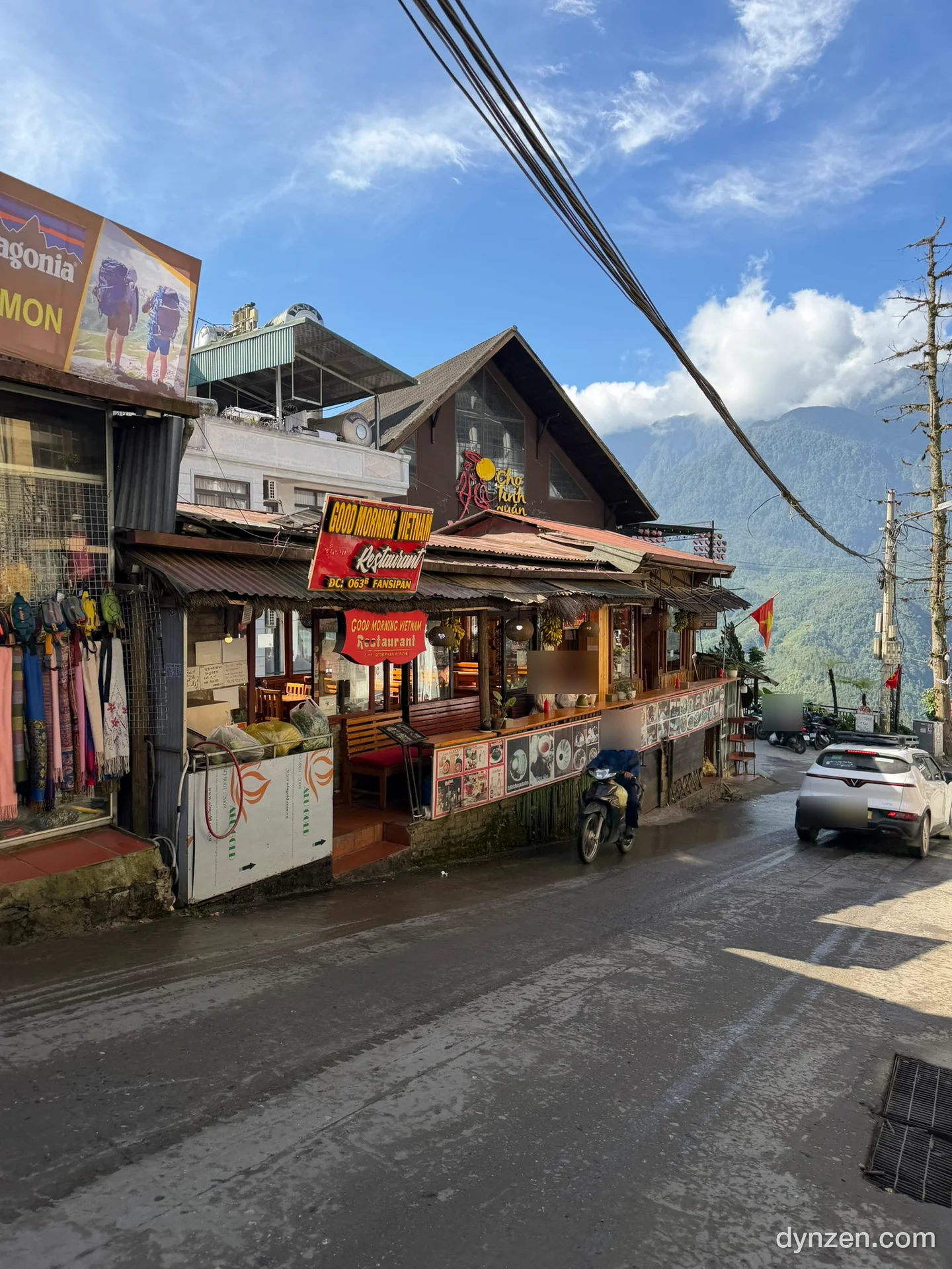 굿모닝 베트남 외관, ‘GOOD MORNING VIETNAM Restaurant’ 간판과 그 뒤로 보이는 초록 산