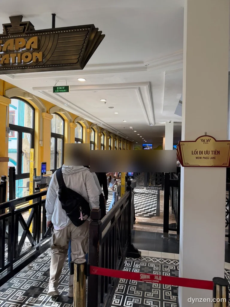 사파역 대합실, ‘LỐI ĐI ƯU TIÊN WOW PASS LANE’ 안내판 옆으로 난 전용 통로