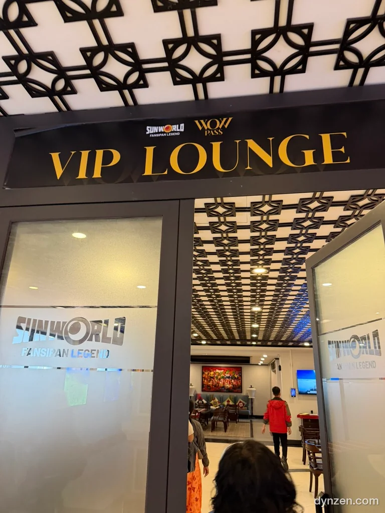 금색 글씨의 ‘VIP LOUNGE’ 간판과 SUN WORLD·WOW PASS 로고, 유리문 너머 소파가 놓인 라운지