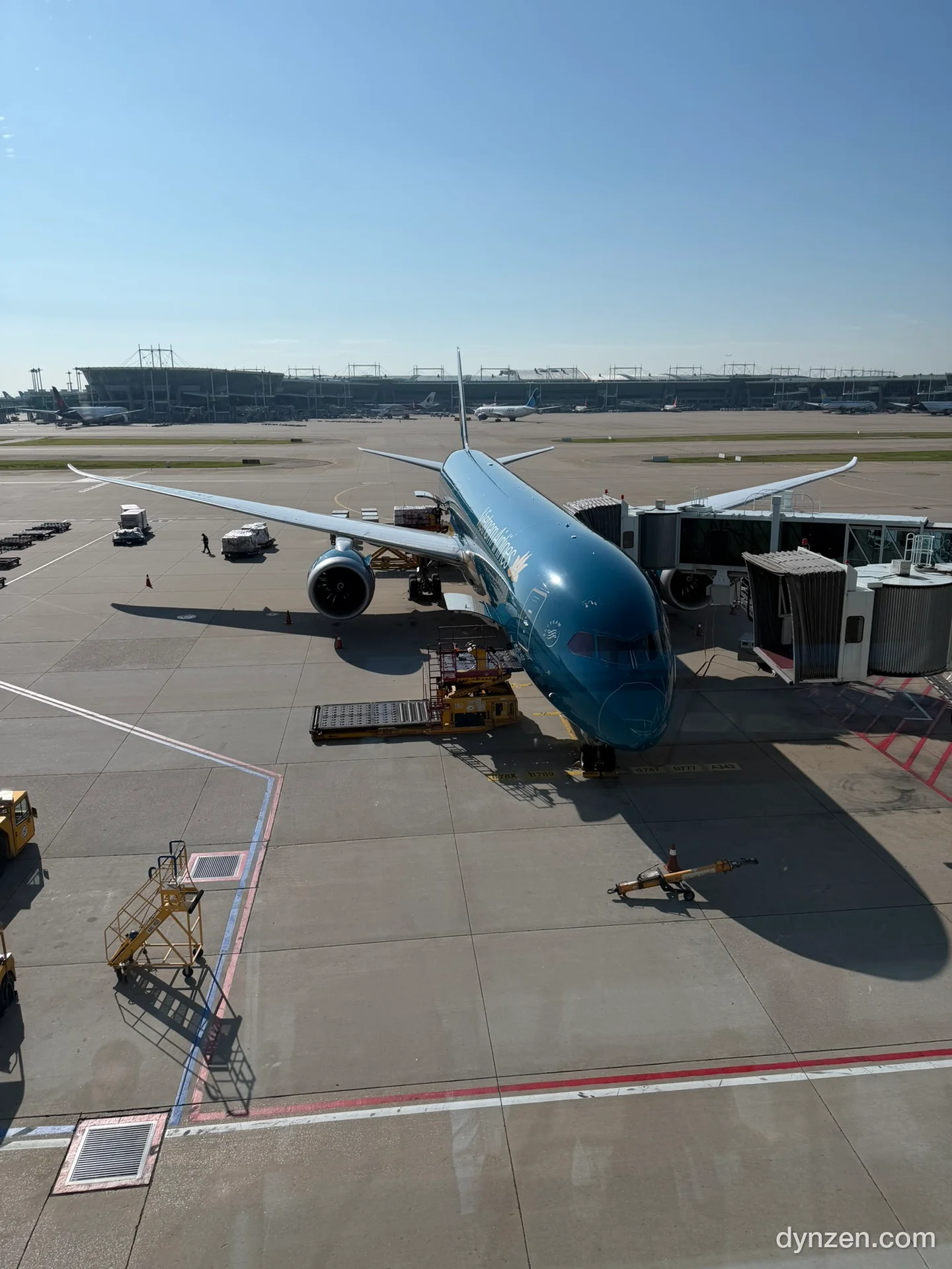 인천공항 탑승구 앞에 대기 중인 베트남항공 여객기