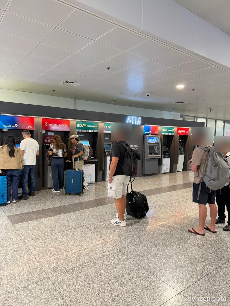노이바이 공항 입국장 ATM 줄, Agribank·BIDV 등 은행별 ATM이 나란히