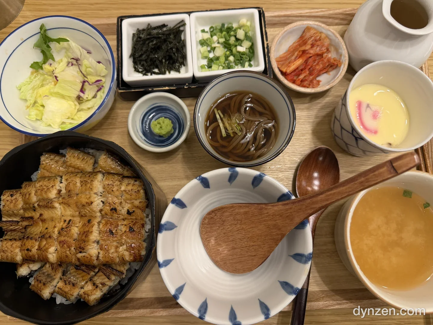 뚜껑을 열면 드러나는 장어 밥