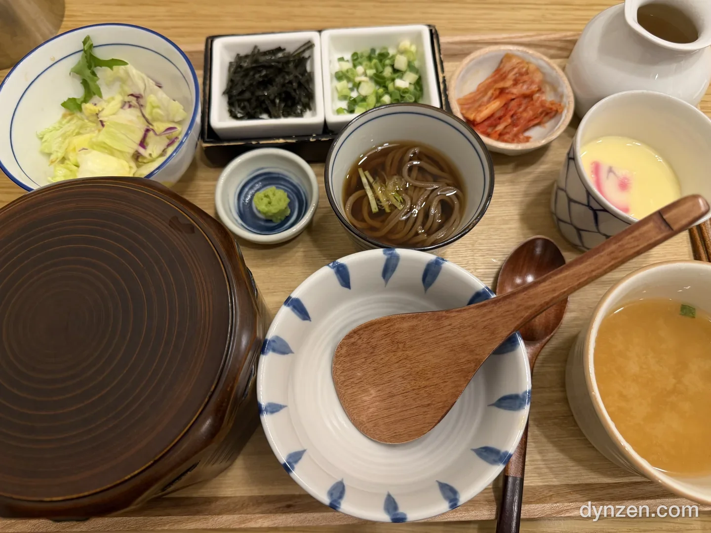 뚜껑이 닫힌 특 히츠마부시 한 상차림